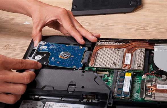 GEARVN - Khắc phục laptop sạc không vào pin bằng cách thay thế/ sửa chữa phần cứng