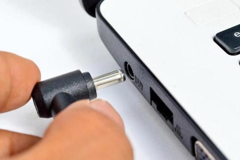 GEARVN - Khắc phục laptop sạc không vào pin bằng cách kiểm tra khe cắm và pin trên laptop